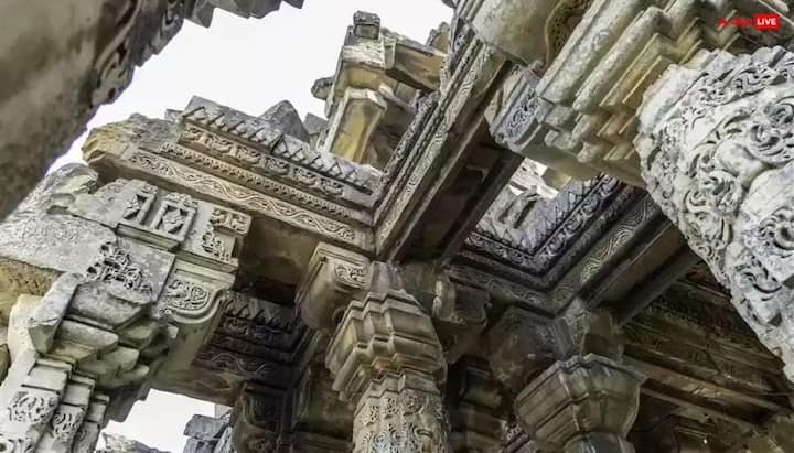 115 फीट ऊंचे मंदिर की सबसे बड़ी विशेषता यह है कि यह गुरुत्वाकर्षण के नियम को चुनौती देता प्रतीत होता है और अपनी ऊंची संरचना के बावजूद, 1000 वर्षों से आंधी-तूफान झेलकर भी खड़ा है.