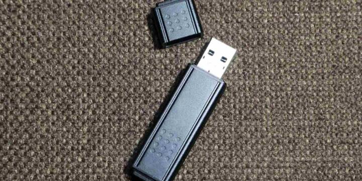 इसी वजह से USB Killer को डिजिटल दुनिया का खतरनाक हथियार माना जाता है. यह बिना किसी चेतावनी के काम करता है और देखने में बिल्कुल सामान्य लगता है जिससे लोग आसानी से धोखा खा जाते हैं.