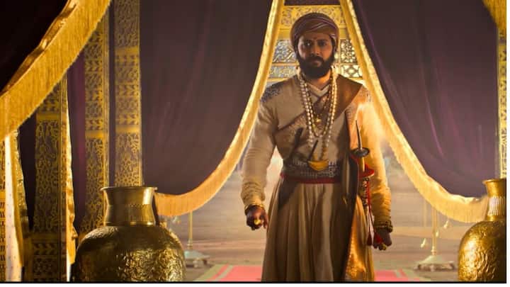 रितेश देशमुख अभिनीत आणि दिग्दर्शित 'राजा शिवाजी' या बहुप्रतिक्षित चित्रपटाचा ट्रेलर नुकताच रिलीज झाला.  'राजा शिवाजी' हा सिनेमा रितेश देशमुख आणि जिनेलिया यांच्यासाठी अनेक कारणांमुळे खास ठरला आहे. या सिनेमात रितेश देशमुख स्वतः छत्रपती शिवाजी महाराज यांच्या भूमिकेत झळकणार आहे. तर, या सिनेमाची निर्मिती, दिग्दर्शनही स्वतः रितेश देशमुख यानंच केलंय.