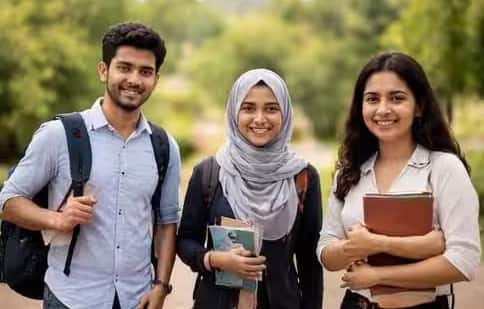 IIT માં પ્રવેશ મેળવવા માટે વિદ્યાર્થીઓએ JEE એડવાન્સ્ડ પરીક્ષા આપવી આવશ્યક છે. JEE મેઇનમાં સારું પ્રદર્શન કરનારા ઉમેદવારો જ મર્યાદિત સંખ્યામાં JEE એડવાન્સ્ડ માટે લાયક ઠરે છે. તેથી JEE એડવાન્સ્ડ એ JEE મેઇન પછીનું સૌથી મહત્વપૂર્ણ પગલું છે.