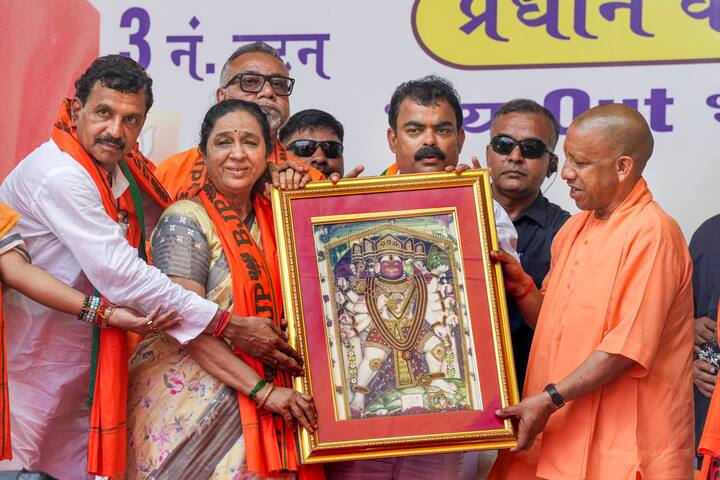 তিনি আরও দাবি করেন যে বাংলার ডেমোগ্রাফি বদলে ফেলার চেষ্টা করছে তৃণমূল। ভারতের ঐতিহ্যের প্রতীক বাংলাকে রক্ষা করতে তাই পদ্মফুলই একমাত্র বিকল্প।