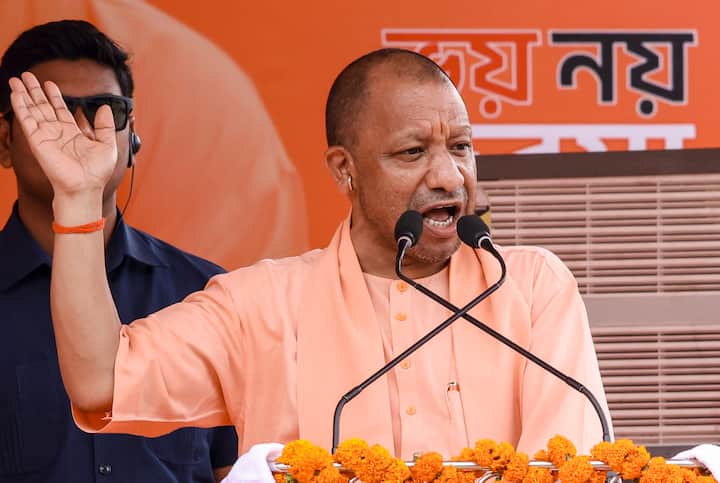 তাঁর দাবি তৃণমূলের গুণ্ডারা রবীন্দ্রনাথ ঠাকুরের পৈতৃক সম্পত্তিও হাতিয়ে নিয়েছে। সেখানে ভারতমাতা ও গুরুদেবের ছবির বদলে জোর করে মমতা বন্দোপাধ্যায় ও অভিষেক বন্দোপাধ্যায়ের ছবি লাগিয়ে দেওয়া হয়েছে যেটা বাংলা কোনওভাবেই মানবে না।