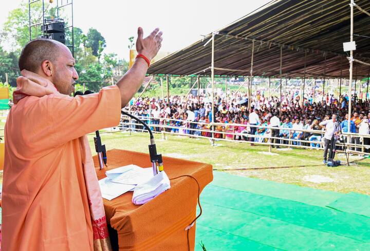 এরপরেই বাংলার অর্থনীতির বেহাল দশা নিয়ে যোগীর তোপ, 'তৃণমূল দুর্নীতি, সন্ত্রাস, মাফিয়ারাজের প্রতীক হয়ে গিয়েছে। একদা ভারতের অর্থব্যবস্থার উন্নতির কেন্দ্র ছিল এই বাংলা। যে বাংলায় উদ্যোগের অভাব হত না, যুবকদের রোজগার ছিল, তাদের উন্নতি হত। কৃষকরা সোনা ফলাত। কিন্তু সেই বাংলায় এখন কোনও উদ্যোগই নেই। লক্ষ লক্ষ তরুণদের চাকরি নেই। ধান, মাছ, আলু চাষিরা প্রতিনিয়ত অপমানিত হচ্ছেন।'