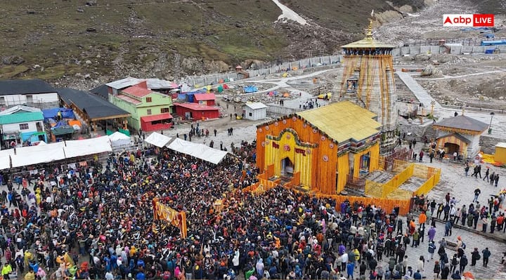 केदारनाथ धाम के कपाट खुलने के बाद कल यानी 23 अप्रैल को ब्रह्ममुहूर्त में सुबह 6 बजकर 15 मिनट पर बद्रीनाथ मंदिर के द्वार भी श्रद्धालुओं के लिए खोले जाएंगे. वहीं गंगोत्री और यमुनोत्री धाम के कपाट 19 अप्रैल को अक्षय तृतीया के दिन विधि-विधान के साथ खुल चुके हैं.