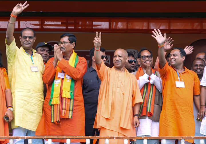 রাত পোহালেই পশ্চিমবঙ্গের প্রথম দফার ভোট। তার আগে শেষবেলার প্রচার সারছে সব দল। বিজেপির হয়ে উত্তরপ্রদেশের মুখ্যমন্ত্রী যোগী আদিত্যনাথ আজ হাওড়ার উদয়নারায়ণপুর, জোড়াসাঁকো এবং চাকদহে জনসভা করেন। বিভিন্ন জনসভা থেকে তৃণমূলকে কড়া আক্রমণ শানালেন তিনি।