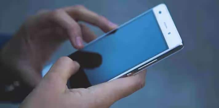 Smartphone Tips : ਅੱਜ ਦੇ ਸਮੇਂ 'ਚ ਸਮਾਰਟਫੋਨ ਸਾਡੀ ਜ਼ਿੰਦਗੀ ਦਾ ਇੱਕ ਮਹੱਤਵਪੂਰਨ ਹਿੱਸਾ ਬਣ ਚੁੱਕਾ ਹੈ। ਹਰ ਮਿੰਟ ਆਉਣ ਵਾਲੇ ਨੋਟੀਫ਼ਿਕੇਸ਼ਨ ਸਾਨੂੰ ਅੱਪਡੇਟ ਰੱਖਦੇ ਹਨ ਪਰ ਇਹ ਛੋਟੀ ਜਿਹੀ ਸਹੂਲਤ ਕਈ ਵਾਰ ਸਾਡੀ ਪ੍ਰਾਈਵੇਸੀ ਲਈ ਇੱਕ ਵੱਡਾ ਖ਼ਤਰਾ ਬਣ ਸਕਦੀ ਹੈ। ਬਹੁਤ ਸਾਰੇ ਲੋਕ ਇਸ ਗੱਲ ਤੋਂ ਅਣਜਾਣ ਹਨ ਕਿ ਉਨ੍ਹਾਂ ਦੀ ਨਿੱਜੀ ਜਾਣਕਾਰੀ ਅਣਜਾਣੇ ਵਿੱਚ ਬਾਹਰ ਆ ਸਕਦੀ ਹੈ।