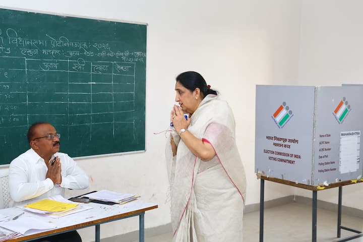 सुनेत्रा पवार या पोटनिवडणुकीत किती मताधिक्याने निवडून येणार, हे बघावे लागेल.