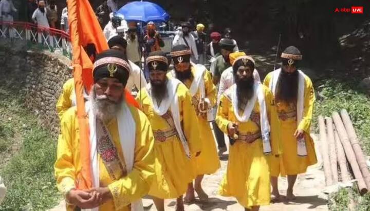 इसके अनुसार गुरु गोबिंद सिंह जी ने अपने पूर्व जन्म में हिमालय की ऊंची पहाड़ियों में स्थित एक पवित्र स्थान पर कठोर तपस्या की थी. उस स्थान को हेमकुंट पर्वत सप्त श्रृंग कहा गया है, जिसका अर्थ है बर्फ से ढका सात चोटियों वाला पर्वत.