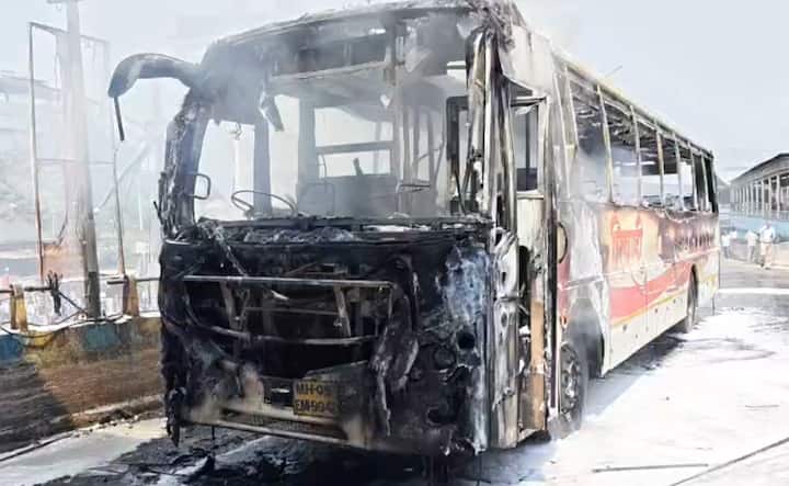 ही शिवशाही बस ठाण्यात आली, तिथून बोईसरला जाणार होती. मात्र, ठाणे स्टेशनजवळ आल्यानंतर बस अचानक बंद पडली. बंद पडल्यानंतर खालून आग लागल्याचं दिसून आलं.