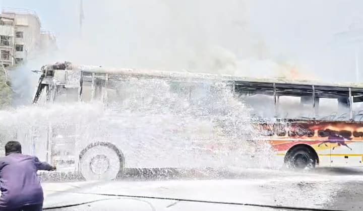 अग्निशनच्या गाडीने घटनास्थळी धाव घेत पाण्याच्या मोठ्या प्रेशरने बसवर मारा केला.