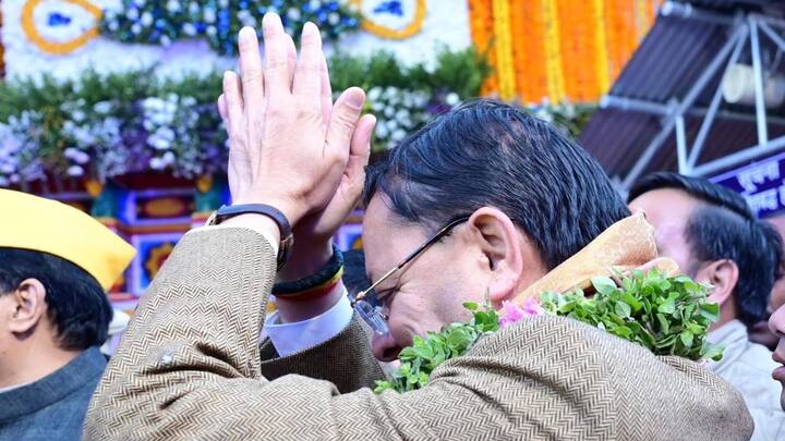 सीएम धामी ने देश विदेश से आने वाले सभी श्रद्धालुओं से हरित एवं स्वच्छ चारधाम यात्रा में सहयोग करने का आह्वान करते हुए पर्यावरण संरक्षण का संदेश भी दिया.