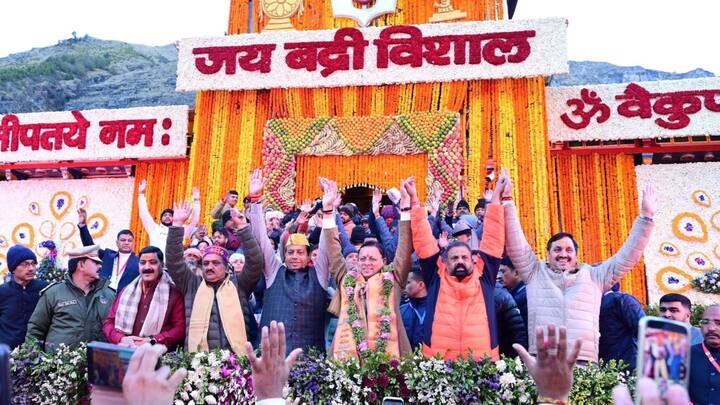 मुख्यमंत्री श्री पुष्कर सिंह धामी ने कपाट उद्घाटन के शुभ अवसर पर बद्रीनाथ धाम पहुंचे. उन्होंने प्रधानमंत्री श्री नरेंद्र मोदी के नाम से पहली महाभिषेक पूजा संपन्न कर देश एवं प्रदेश की सुख-समृद्धि और खुशहाली की कामना की.