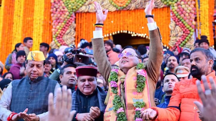 सीएम धामी ने मंदिर परिसर स्थित लक्ष्मी मंदिर, गणेश मंदिर तथा आदि गुरु शंकराचार्य गद्दी सहित अन्य मंदिरों में विधिवत पूजा-अर्चना की. उन्होंने इस दौरान तीर्थयात्रियों का स्वागत करते हुए यात्रा व्यवस्थाओं का फीडबैक भी लिया.