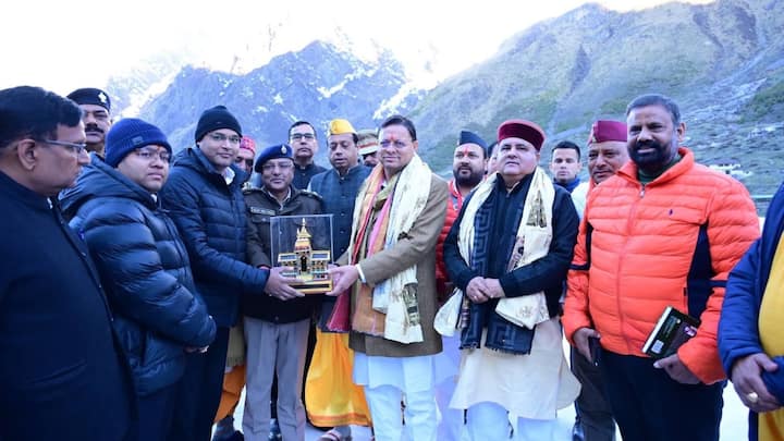 देश के विभिन्न हिस्सों से आए श्रद्धालुओं ने भी भजन-कीर्तन कर अपनी श्रद्धा अर्पित की. इस दौरान भंडारे का शुभारंभ भी किया गया. सीएम ने भी श्रद्धालुओं के साथ प्रसाद ग्रहण किया.