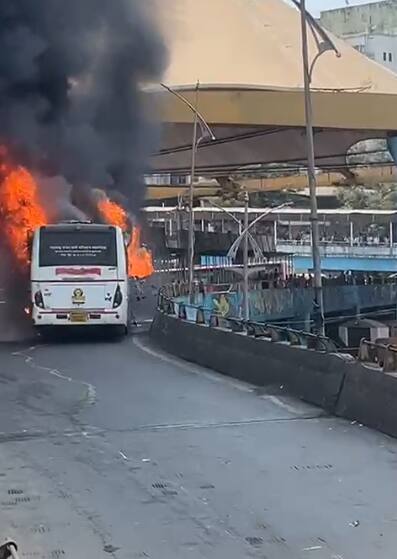 बसच्या खालील बाजूस इंजन आणि डिझेल टाकीजवळ ही आग लागल्याने बसने पेट घेतला, त्यामध्ये बस पूर्णपणे जळून खाक झाली.