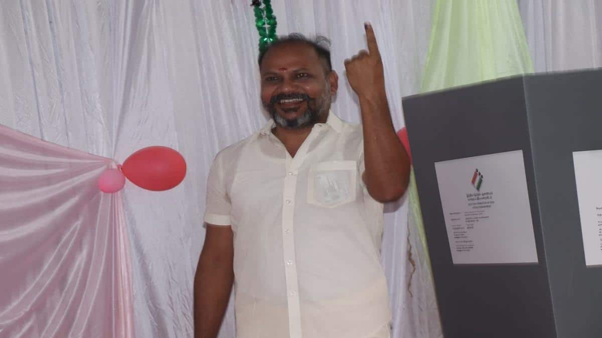 தஞ்சை மாவட்டத்தில் காலையிலேயே தங்கள் வாக்குகளை பதிவு செய்த வேட்பாளர்கள்