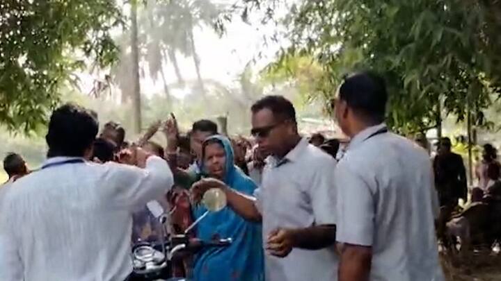 ডোমকলে উত্তেজনা। ভয় দেখাচ্ছে তৃণমূলের দুষ্কৃতীরা, অভিযোগ ভোটারদের। ব্যবস্থা নেওয়া হয়েছে, অভিযোগ মেনে জানাল কমিশন।