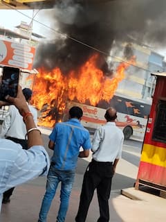 Thane Shivshahi Fire: ठाणे स्टेशनवर 'शिवशाही'ला भीषण आग, बस जळून खाक; सुदैवाने बचावले 15 प्रवाशी