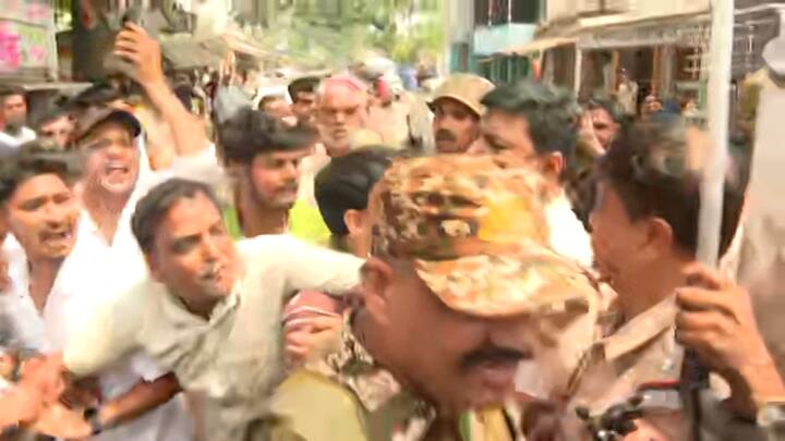 শুরু হয়ে গেল ছাব্বিশের হাইভোল্টেজ বিধানসভা ভোটের লড়াই। প্রথম দফার ভোটযুদ্ধে ১৬টি জেলার মোট ১৫২টি আসনে ভোটাধিকার প্রয়োগ করবেন ৩ কোটি ৬০ লক্ষ ৭৭ হাজার ১৭১ জন ভোটার। একাধিক জেলায় ভোট শান্তিপূর্ণ চললেও অশান্তির ছবি ধরা পড়েছে বেশ কিছু জেলায়।