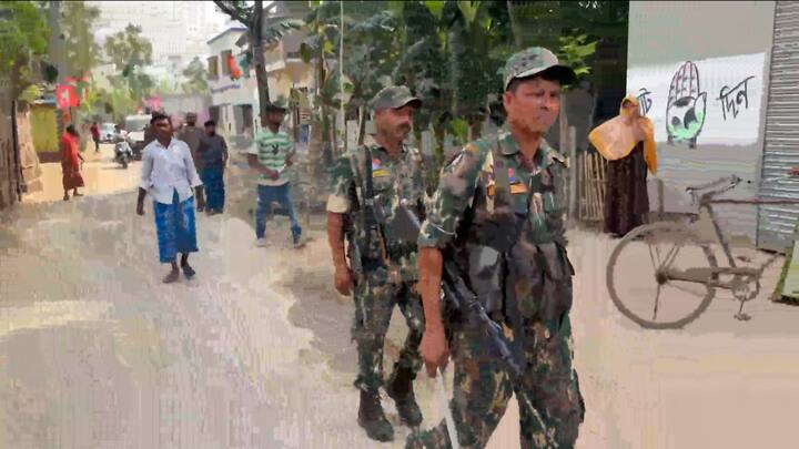 গতকাল থেকেই অশান্ত হয়েছে মুর্শিদাবাদের ডোমকল। অভিযোগ, এলাকায় আগ্নেয়াস্ত্র হাতে ঘুরে বেড়াচ্ছে দুষ্কৃতীরা। ভোটারদের ভয় দেখাচ্ছে তৃণমূলের লোকজন। এদিন সকালে ভোটগ্রহণেও দেরি হয়। পরের কমিশনের তৎপরতায় শুরু হয় ভোট।