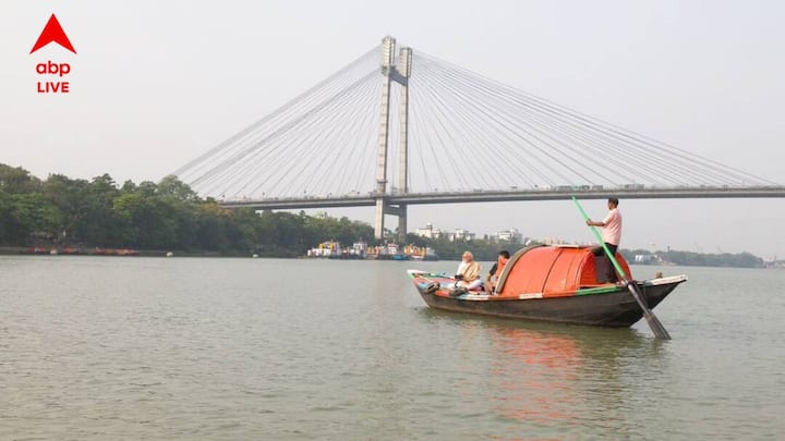 আপনিও কি এইভাবে প্রধানমন্ত্রীর মত নৌকা ভ্রমণ করতে চান? আপনিও যদি নৌকায় করে হাওড়া ব্রিজ দেখতে চান, তাহলে আজ আমরা আপনাকে জানাব কীভাবে হাওড়া ব্রিজে নৌকায় পৌঁছাবেন, এর জন্য কত খরচ হবে এবং কীভাবে ও কোথায় যেতে হবে?
