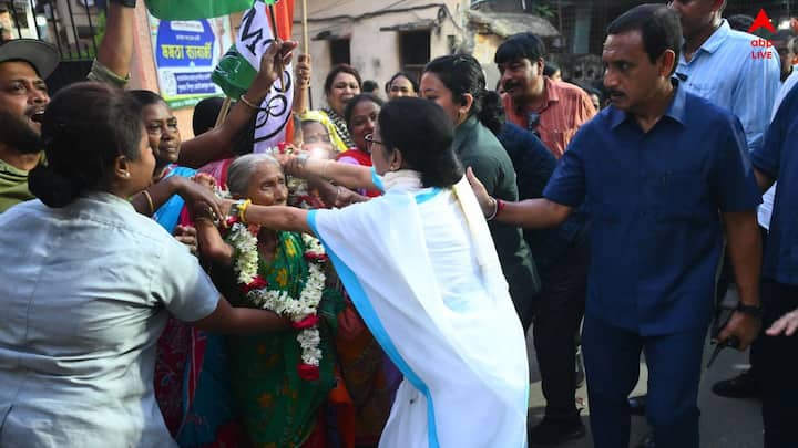 রেকর্ড ভোট নিয়ে মমতার দাবি,মানুষ এত ভোট দিয়েছে কেন জানেন? নিজের অধিকার রক্ষা করার জন্য। সন্তানদের জন্য। তার সম্পত্তির জন্য। তার ভাষার অস্মিতা থাকার জন্য।  এটা মনে রাখবেন এটা রেকর্ড হয়ে গেছে। এটা SIR-এর অত্যাচারের ফল। আগামী দিনও পাবে টের।