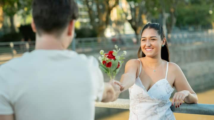 प्राइवेसी का रखें ध्यान: अगली परेशानी है प्राइवेसी को लेकर, जहां कभी-कभी ऐसा देखा जाता है कि लोग आपकी प्रोफाइल के स्क्रीनशॉट या ऐप पर दी गई जानकारी को बिना अनुमति के शेयर करने लगते हैं. इसमें प्लेटफॉर्म्स को अपने यूजर्स को अलर्ट करना चाहिए और यूजर्स को भी सीमित मात्रा में ही अपनी जानकारी साझा करनी चाहिए.