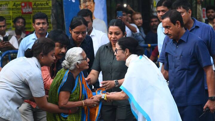 তিনি আরও বলেন, এটা ভোটের রাজনীতি। ফোটোশপিং। চ্যালেঞ্জ করছি। গঙ্গায় নৌকাবিহার করেছেন, ভাল করেছেন। স্বাগত। আমিও যাই চন্দননগরে গঙ্গা বিহার করতে, আমি গঙ্গাসাগরেও যাই।