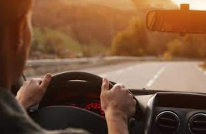 Car Driving Tips :  ਜੇਕਰ ਤੁਸੀਂ ਗੱਡੀ ਚਲਾਉਣਾ ਸਿੱਖ ਰਹੇ ਹੋ ਤਾਂ ਕਾਰ ਨੂੰ ਚੰਗੀ ਤਰ੍ਹਾਂ ਸਮਝਣਾ ਬਹੁਤ ਜ਼ਰੂਰੀ ਹੈ। ਇਹ ਜਾਣਨਾ ਮਹੱਤਵਪੂਰਨ ਹੈ ਕਿ ਤੁਹਾਡੀ ਕਾਰ ਮੈਨੂਅਲ ਹੈ ਜਾਂ ਆਟੋਮੈਟਿਕ। ਮੈਨੂਅਲ ਕਾਰ ਵਿੱਚ ਕਲੱਚ ਅਤੇ ਗੇਅਰਾਂ ਦੀ ਸਮਝ ਬਹੁਤ ਜ਼ਰੂਰੀ ਹੈ। ਡਰਾਈਵਿੰਗ A-B-C ਸਿਸਟਮ ਨਾਲ ਸ਼ੁਰੂ ਹੁੰਦੀ ਹੈ, ਜਿੱਥੇ A ਦਾ ਅਰਥ ਐਕਸਲੇਟਰ, B ਦਾ ਅਰਥ ਬ੍ਰੇਕ ਅਤੇ C ਦਾ ਅਰਥ ਕਲਚ ਹੈ।