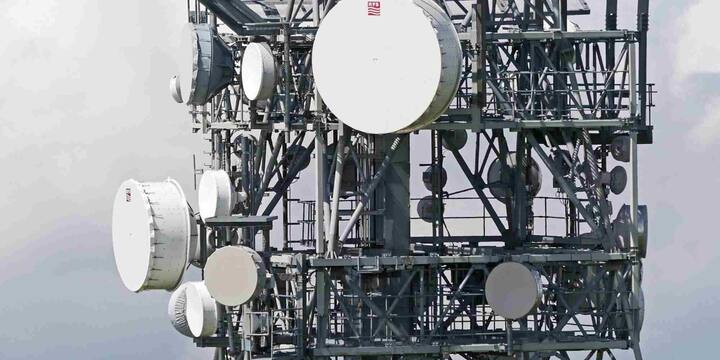 5G नेटवर्क की बात करें तो मुकाबला सिर्फ Jio और Airtel के बीच ही दिखता है. यहां भी Jio थोड़ा आगे है और इसकी 5G स्पीड करीब 195 Mbps के आसपास बताई गई है जबकि Airtel करीब 169 Mbps के साथ पीछे है.