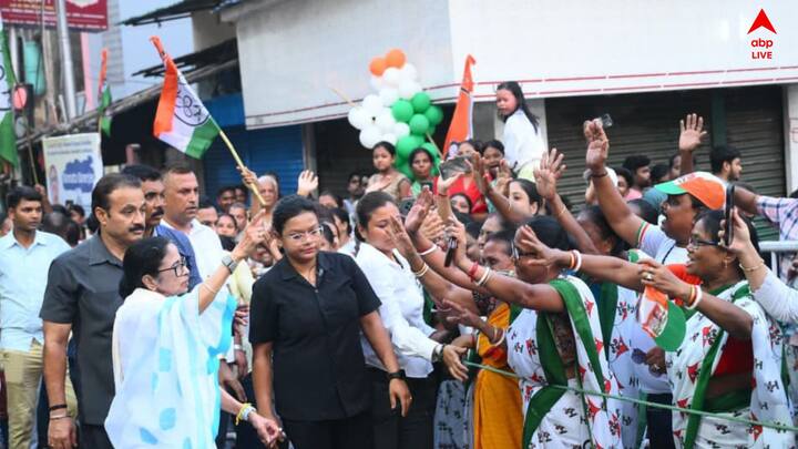 মোদির নৌকাভ্রমণ নিয়েও কটাক্ষ করেছেন মমতা।  আজকে আবার উনি নৌকাবিহার করেছেন। আমি বলি বাংলার গঙ্গা আর আপনার দিল্লির যমুনা মিলিয়ে নিন। বাংলার গঙ্গা পরিষ্কার। তাই নৌকাবিহার করে হাওয়া খেয়েছেন সকালবেলায়।