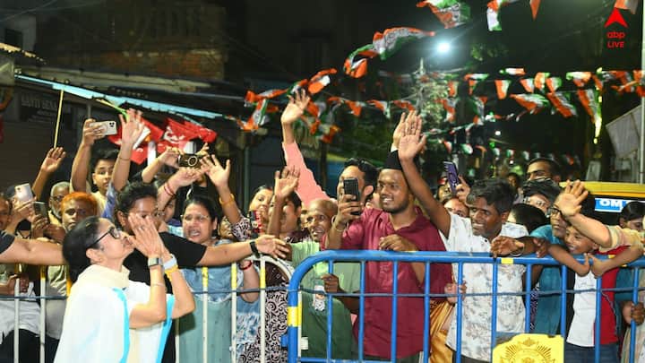মমতার কটাক্ষ, আপনি একবার যমুনা নদীতে গিয়ে দিল্লিতে ডুব দিয়ে আসবেন? দিল্লির যমুনা ক্যায়সা হ্যায়? পুরো দূষণ, পলিউটেড। আপনি দিল্লির যমুনাকে সামলাতে পারেন না, আর আমাদের গঙ্গায় এসে আপনি ফোটো তোলেন।