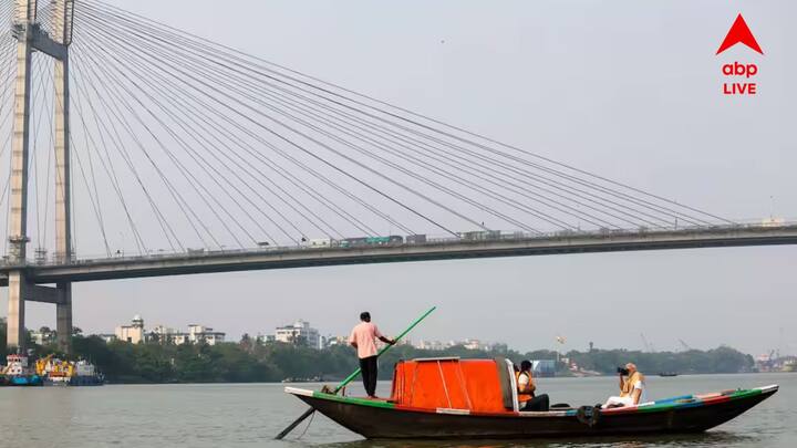 হুগলি নদীতে নৌকাভ্রমণ করতে চাইলেন, বাস বা ট্যাক্সি করে এসে প্রিন্সেপ ঘাট নামবেন। বা হাওড়া থেকে ফেরি করে এসে বাবুঘাট-এ নামবেন। তারপর আপনি হেঁটেই আসতে পারেন। নইলে ট্যাক্সিতে চলে আসবেন। এখানে নৌকাগুলো ৩০ মিনিট-এর জন্য ৪০০-৫০০ টাকা নেয় ভ্রমণ করাতে। আপনি যত বেশি সময় থাকতে চাইবেন, সেই অনুযায়ী টাকা দিতে হবে।