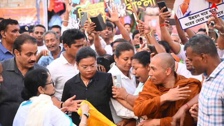 মমতা আরও বলেন,  মালদায় গোল্লা। মুর্শিদাবাদে গোল্লা। রেজাল্টটা বেরোলে মিলিয়ে নেবেন। এত গর্জন করছেন না? এই গর্জনের কী ফল হয় আপনাকে আমরা আগেও দেখিয়েছি।