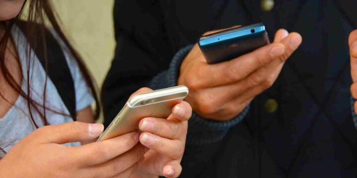 अब सवाल यह उठता है कि क्या आपको अपना सिम बदल लेना चाहिए? इसका जवाब पूरी तरह आपकी जरूरत और अनुभव पर निर्भर करता है. अगर आपको मौजूदा नेटवर्क में बार-बार समस्या आ रही है तो इस रिपोर्ट के आधार पर आप बदलाव के बारे में सोच सकते हैं. हालांकि एक जरूरी बात यह भी है कि हर इलाके में नेटवर्क की परफॉर्मेंस अलग हो सकती है. इसलिए सिर्फ राष्ट्रीय रिपोर्ट देखकर फैसला लेने के बजाय अपने क्षेत्र में कौन-सा नेटवर्क बेहतर काम करता है यह जरूर जांच लें.