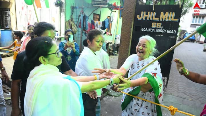 মমতা বলেন,  মাননীয় মহোদয়, আপনার তো একটা রেসপেক্ট আছে চেয়ারের। আপনি মিটিংয়ে দাঁড়িয়ে দাঁড়িয়ে বলছেন, ইলেকশন হয়ে গেলে সবাইকে পা নীচে করে আর মাথা ওপরে করে ঝোলাবেন, আর পেটাবেন। এটা আপনার মুখে সাজে? এত কথা বাজে। এত খারাপ ভাষায় কথা বলতে পারেন? এত নির্লজ্জ কথা বলতে পারেন? একটা মানুষকে বলছে, আগে থেকেই। বিজেপি জীবনে বাংলা দখল করতে পারবে না।