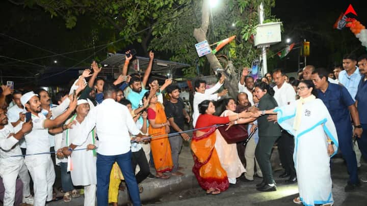 মমতা আরও বলেন, বিজেপি অনেক সিটে হারবে। এবার মনে রাখবেন যা সিট ছিল তার অর্ধেকও পাবে না। সেইজন্য বাংলা কামড়ে আজকে অমিতবাবুকে মিটিং করতে হয়েছে প্রশাসনকে নিয়ে। ভয় দেখাচ্ছেন সবাইকে। কাকে ভয় দেখাচ্ছেন? ৪ তারিখের পরে তোমার দেখা নাই গো, তোমার দেখা নাই। আর কাউকে পাবেন না।