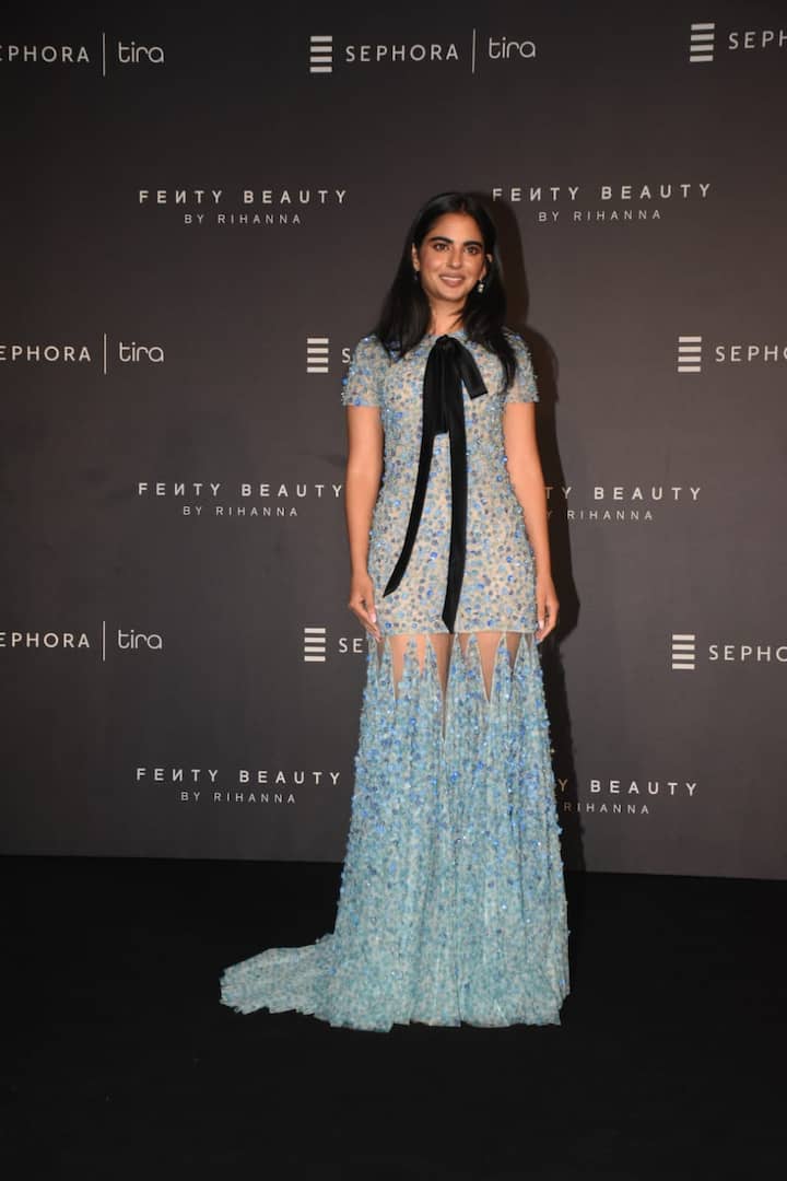 ईशा अंबानी ने अपने लुक को पूरा करने के लिए मिनिमल मेकअप किया था और खुले बालों में वह बेहद खूबसूरत लग रही थीं.