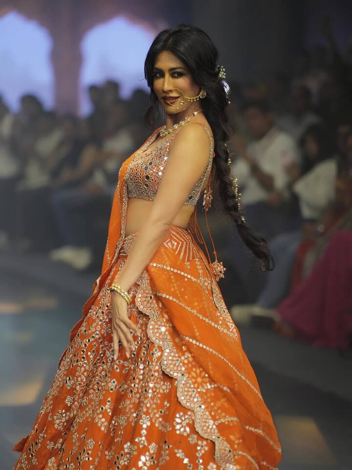 उन्होंने लहंगे के साथ स्टाइलिश ब्लाउज और मैचिंग दुपट्टा भी कैरी किया. उनका ये लुक बेहद ही रॉयल लग रहा था.