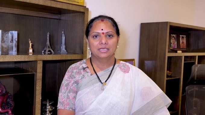 కవిత గతంలో లగ్జరీ అండ్ డిజైనర్ శారీస్ ఎక్కువగా కట్టేవారు.. ఖరీదైన సిల్క్, జార్జెట్, హెవీ ఎంబ్రాయిడరీ, గోల్డ్ జ్యువెలరీతో కనిపించేవారు