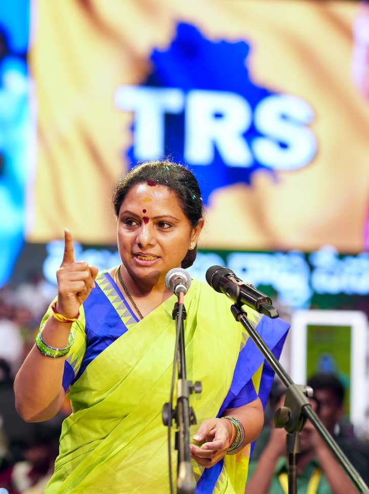 పార్టీ అనౌన్స్మెంట్ సందర్భంగా వేదికపై ఆమె సింపుల్ లుక్ వైరల్ అవుతోంది