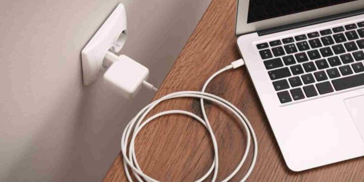 Type-C पोर्ट का पूरा फायदा तभी मिलेगा जब आप सही केबल और एक्सेसरी का इस्तेमाल करें. हर Type-C पोर्ट एक जैसा नहीं होता इसलिए यह जानना जरूरी है कि आपका लैपटॉप किन फीचर्स को सपोर्ट करता है. Type-C पोर्ट सिर्फ एक चार्जिंग स्लॉट नहीं बल्कि एक ऑल-इन-वन कनेक्टिविटी सॉल्यूशन है.