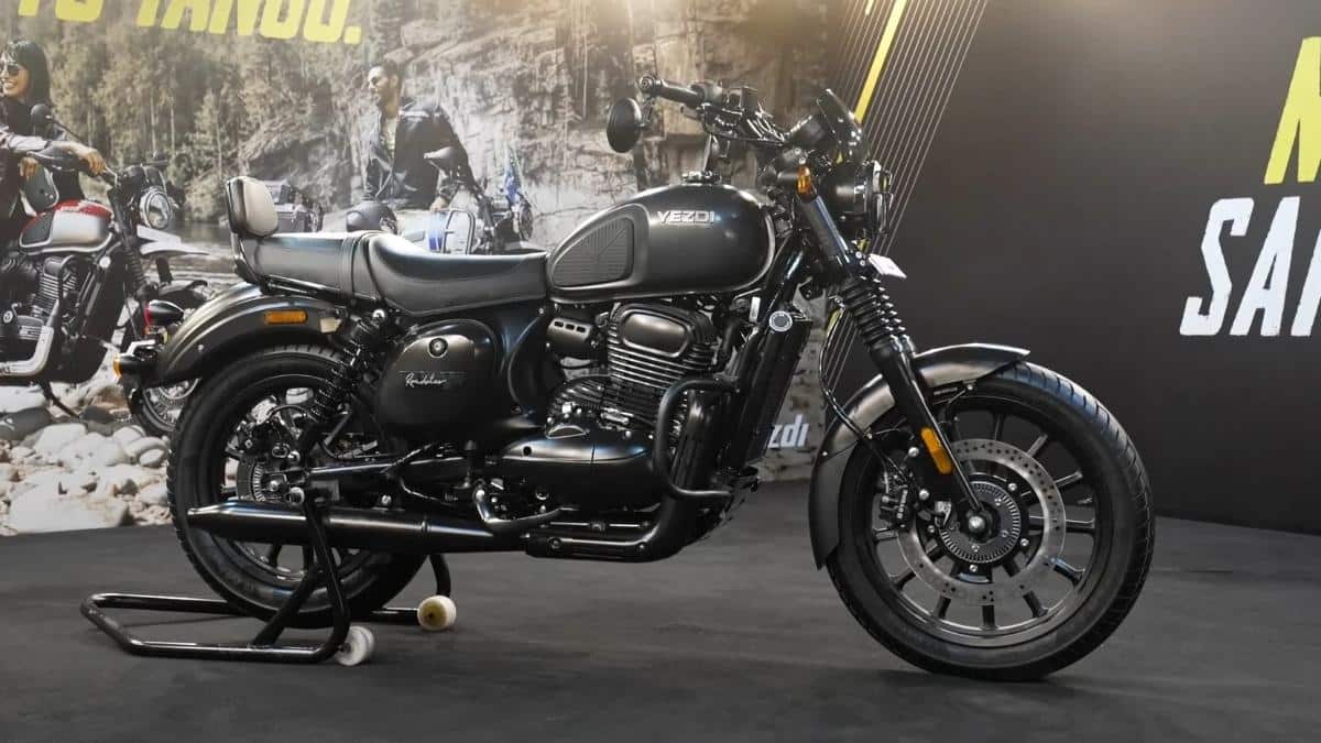 கம்பீரத்தில் ராயல் என்ஃபீல்டிற்கு டஃப் கொடுக்கும் Yezdi Roadster! என்ன விலை? மைலேஜ் எப்படி?