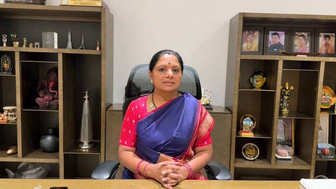 శారీ కలెక్షన్ మాత్రమే కాదు.. చేతికి మట్టిగాజులు, సాధారణ గోల్డ్ జ్యూవెలరీ వేసుకుంటున్నారు