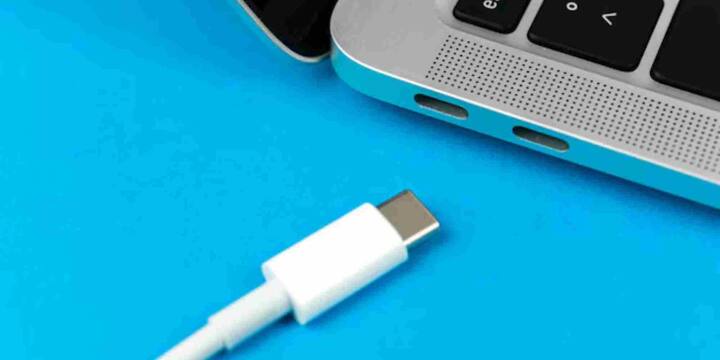 Type-C पोर्ट के साथ आप डॉकिंग स्टेशन या हब का इस्तेमाल करके एक साथ कई डिवाइस जोड़ सकते हैं. जैसे माउस, कीबोर्ड, पेन ड्राइव, हार्ड डिस्क और यहां तक कि इंटरनेट केबल भी. इससे आपका वर्कस्पेस ज्यादा क्लीन और मैनेज्ड रहता है.