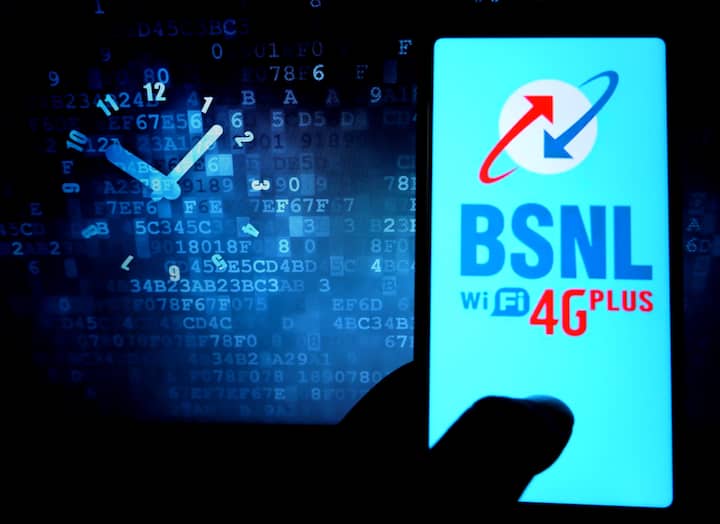 ভারতের এই টেলিকম কোম্পানর অতীত বলছে, আগে এই রাষ্ট্রায়ত্ত কোম্পানির সঙ্গে গাঁটছড়া বেঁধেছিল অনেক কোম্পানি। BSNL-এর বেসরকারিকরণ নিয়ে অনেকের মনেই আশঙ্কা রয়েছে। ইতিমধ্যেই সেই নিয়ে মুখ খুলেছেন কেন্দ্রীয় মন্ত্রী। সংসদে কোম্পানির প্রাইভেটাইজেশন নিয়ে মুখ খুলেছেন কেন্দ্রীয় যোগাযোগ মন্ত্রী জ্যোতিরাদিত্য সিন্ধিয়া।