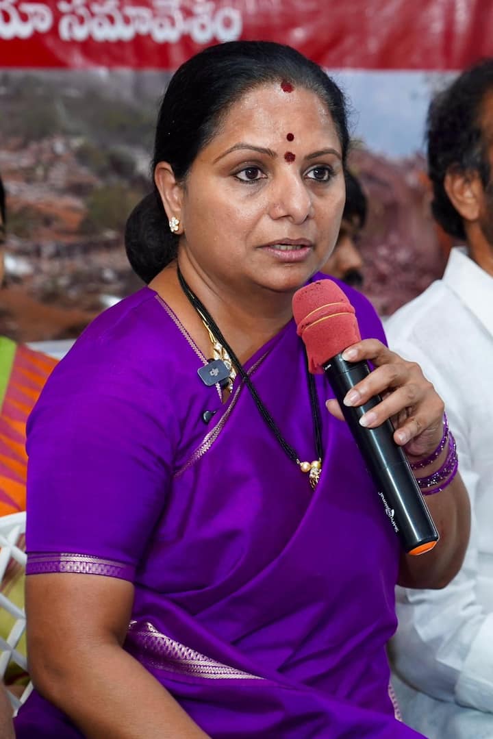 రాజకీయంగా కవిత హాడావుడి కాసేపు పక్కనపెడితే..ఆమె లుక్ గురించి సరికొత్త చర్చ జరుగుతోంది