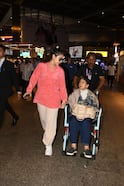 मां का हाथ थामे एपरपोर्ट पर स्पॉट हुईं काजोल, व्हीलचेयर पर बैठी दिखीं तनुजा