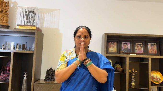ప్రస్తుతం కవిత కడుతున్న చీరలన్నీ హ్యాండ్‌లూమ్, ఖద్దర్ లాంటి ఫాబ్రిక్స్ కి సంబంధించినవే