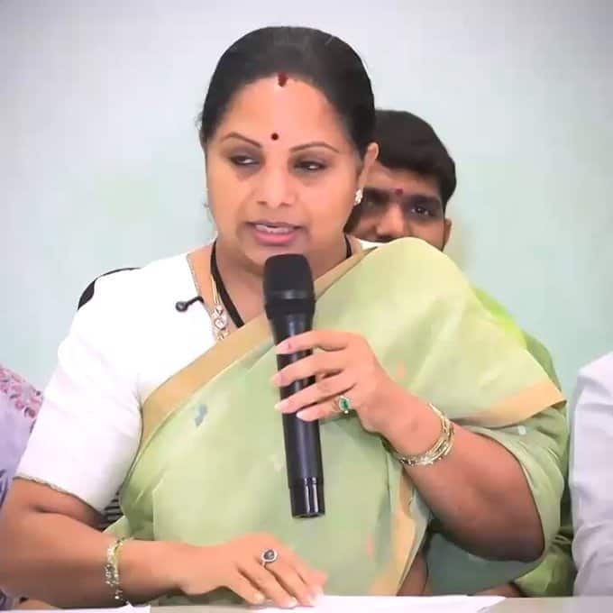 తమిళనాడు దివంగత సీఎం జయలలిత లుక్ ని కవిత అనుసరిస్తున్నారంటూ సోషల్ మీడియాలో ప్రచారం జరుగుతోంది